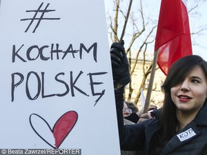 Antonina Turnau w czarnej kurtce na Manifestacji KOD w Krakowie 