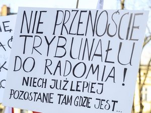 Antonina Turnau z transparentem na Manifestacji KOD w Krakowie