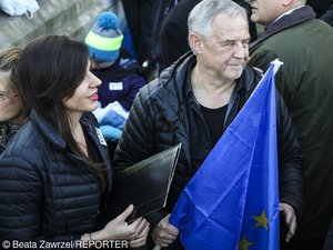 Marek Kondrat i Antonina Turnau z flaga unijną na Manifestacji KOD w Krakowie