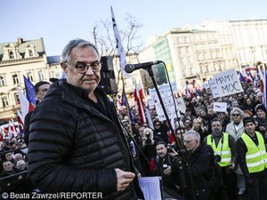Marek Kondrat na scenie na manifestacji KOD w Krakowie