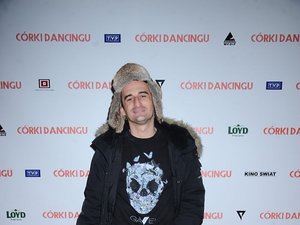 Michał Koterski w futrznaj czapce na premierze filmu Córy dancingu