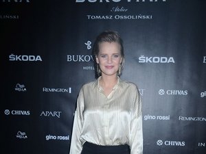 Joanna Kulig w satynowej, złotej koszuli na pokazie Tomasza Ossolińskiego