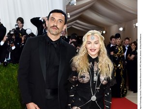 Madonna w odważnej powycinanej odsłaniającej pośladki sukni Givenchy