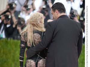 Madonna w odważnej powycinanej odsłaniającej pośladki sukni Givenchy