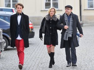 Zbigniew Zamachowski wychodzi z Ministerstwa Kultury z żoną Moniką Zamachowską i synem Antonim