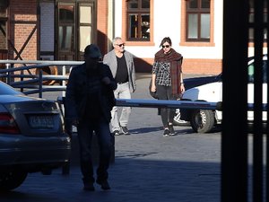 Marek Kondrat w szarej marynarce i czarnej bluzce z żoną Antoniną Kondrat w szalu w kratę na ulicy