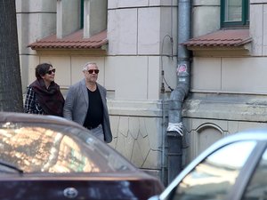 Antonina Kondrat w czarnej bluzce i okularach i Marek Kondrat w czarnym podkoszulku razem na ulicy