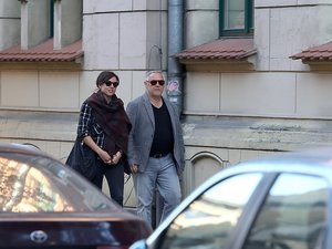 Antonina Kondrat w czarnych spodniach i Marek Kondrat w ciemnych okularach na ulicy w Krakowie