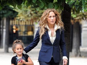 Jennifer Lopez z córką Emme na spacerze w Paryżu