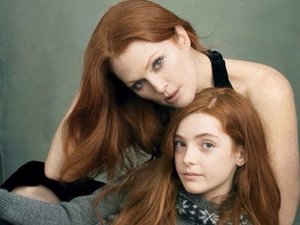 Mama, jak i córka mają burzę rudych włosów.Julianne  Moore z córką Liv Helen.