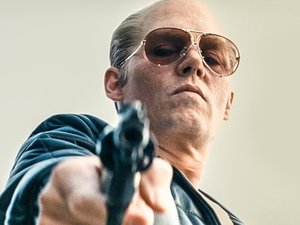 Johnny Depp mierzy z pistoletu w filmie Pakt z diabłem