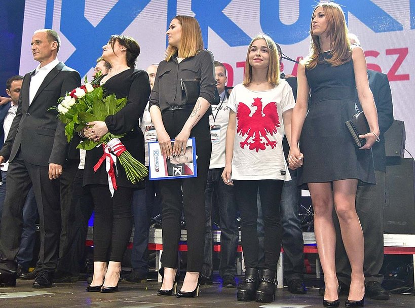 Paweł Kukiz z żoną i córkami Polą, Hanią i Julią stoją na scenie podczas wieczoru wyborczego