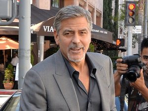 George Clooney w garniturze