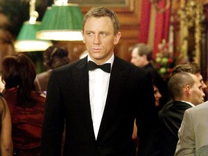 Daniel Craig w smokingu idzie przez kasyno