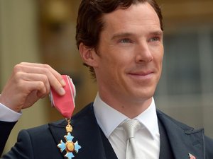 Benedict Cumberbatch pozuje z Orderem Imperium Brytyjskiego