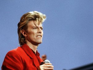 David Bowie w czerwonym garniturze