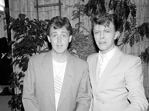 David Bowie stoi z Paulem McCartney'em