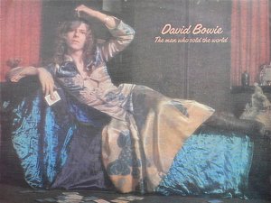 David Bowie na okładce płyty sfotografowany w sukience