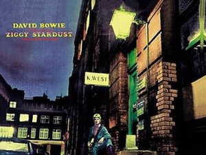 David Bowie na okładce płyty stoi w ciemnej uliczce