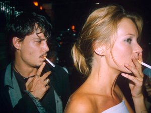 Kate Moss i Johnny Depp palą papierosy