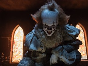 Film Name: TO  Copyright: © 2017 WARNER BROS. ENTERTAINMENT INC. AND RATPAC-DUNE ENTERTAINMENT LLC.  ALL RIGHTS RESERVED  Photo Credit: Brooke Palmer  Caption: BILL SKARSGÅRD as Pennywise in New Line Cinema's horror thriller "IT," a Warner Bros. Pictures