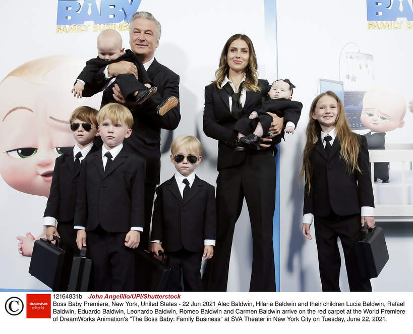Alec Baldwin, Hilaria Baldwin z dziećmi: Lucia, Rafael, Eduardo, Leonardo, Romeo i Carmen, 2021
