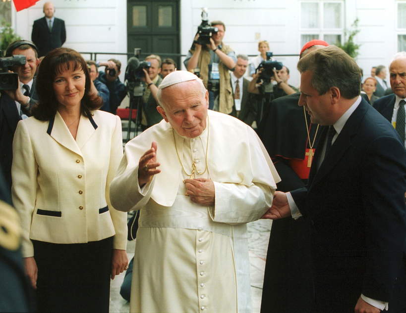 Aleksander Kwaśniewski, Jolanta Kwaśniewska, Jan Paweł II, Warszawa, 11.06.1999. VII pielgrzymka papieża Jana Pawła II do Polski.