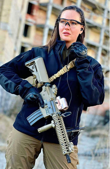 Anastasia Lenna miss Ukrainy walczy z bronią