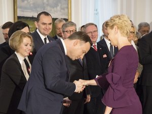 Andrzej Duda odznacza Kożuchowską krzyżem kawalerskim 
