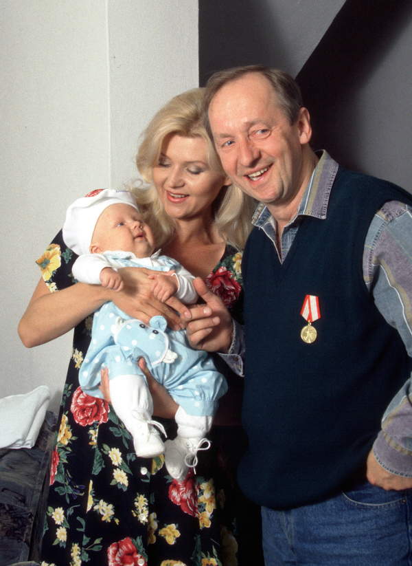 Andrzej Rosiewicz z żona i dzieckiem, 1999 rok