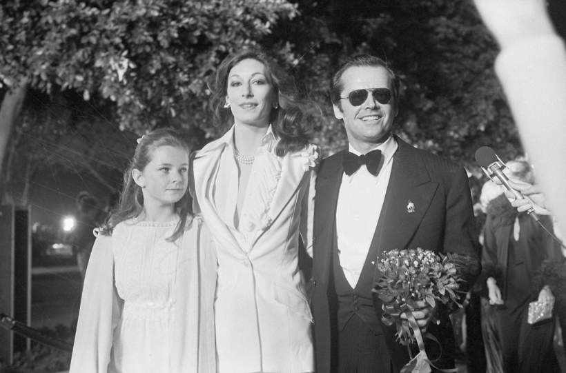 Anjelica Huston i Jack Nicholson przybywają na rozdanie Oscarów w 1976 roku
