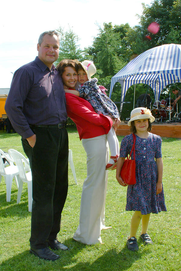 Anna Popek z mężem Andrzejem i córeczkami, lipiec 2002
