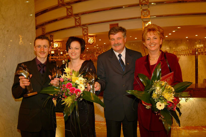 Apoloniusz Tajner z żoną Aleksandrą Tajner, Izabella Małysz, Adam Małysz, Wiktory 2001 
