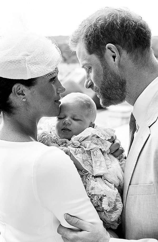 Archie Harrison Mountbatten-Windsor, chrzest Archiego oficjalne zdjęcie, księżna Meghan, książę Harry