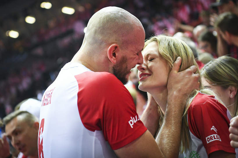 Bartosz Kurek w trakcie meczów spogląda w stronę żony. 