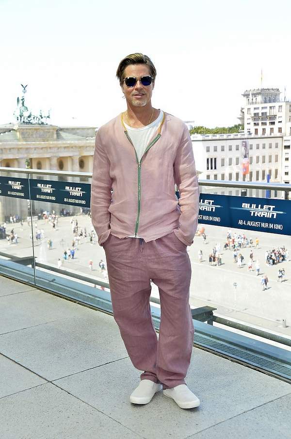 Brad Pitt w różowej stylizacji