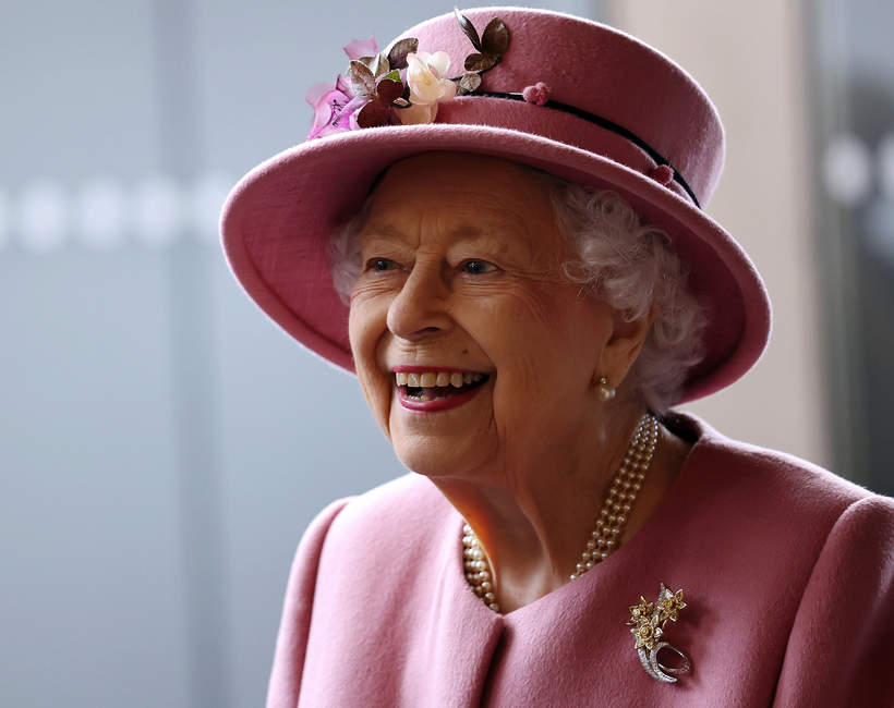 co królowa Elżbieta II robi z ubraniami?
