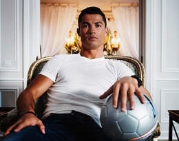 Właśnie został pierwszym piłkarskim miliarderem!&nbsp;Na czym i ile zarabia Cristiano Ronaldo?