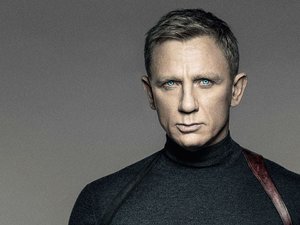 Daniel Craig w swetrze na plakacie filmu Spectre