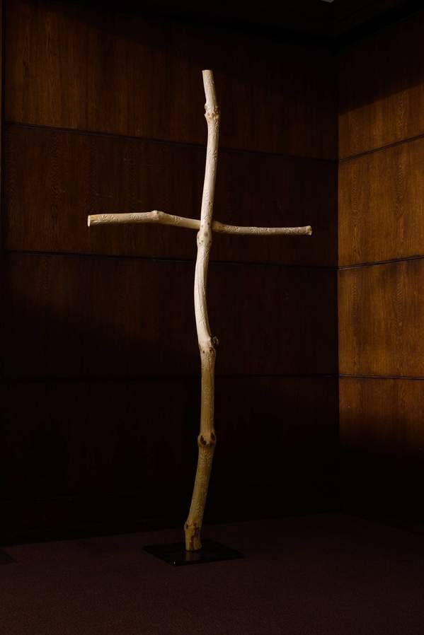 Daniel Rycharski, Krzyż, 2017 rzeźbione drewno