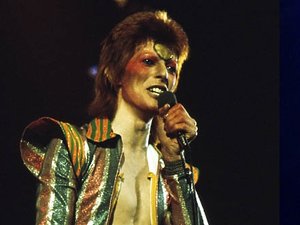 David Bowie śpiewa na scenie