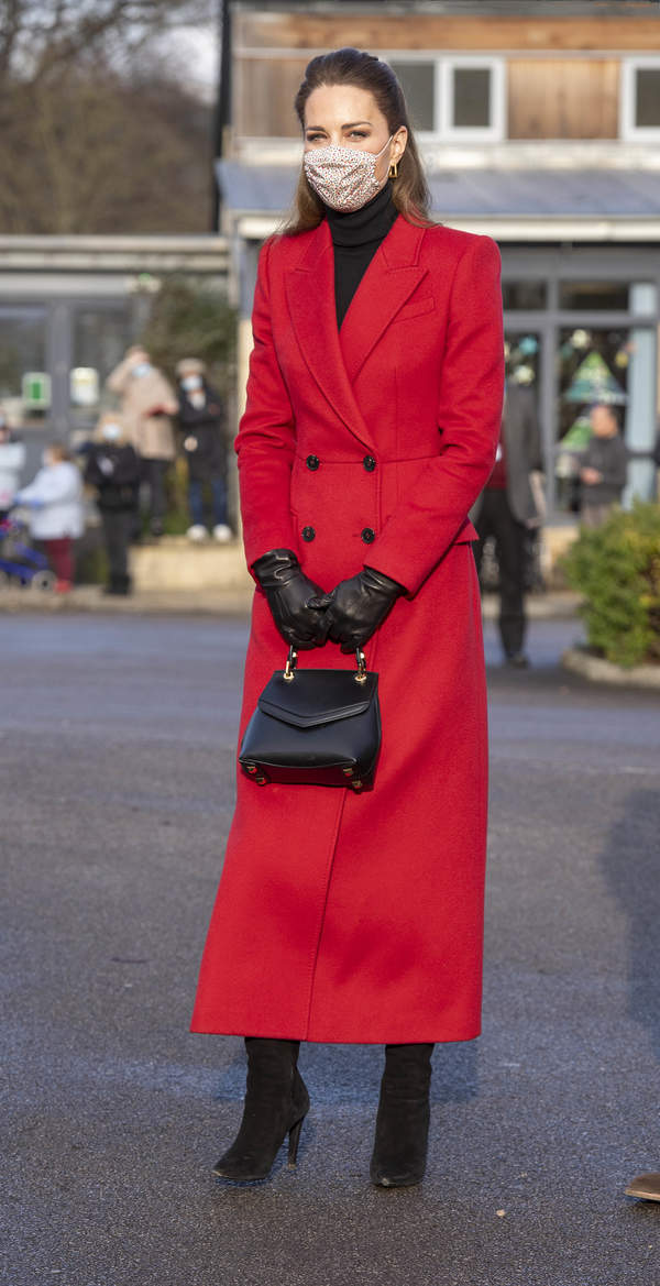 Dlaczego Kate Middleton zawsze trzyma tak samo mocno torebkę?