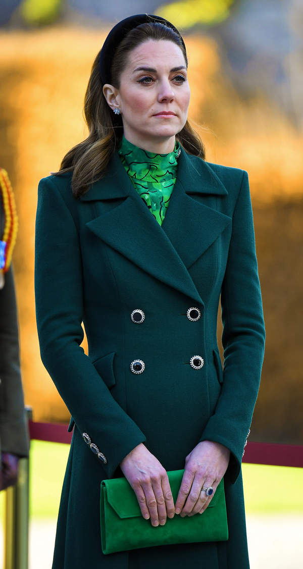 Dlaczego Kate Middleton zawsze trzyma tak samo torebkę?