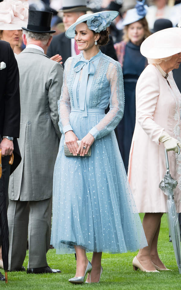 Dlaczego księżna Kate zasłania brzuch torebką?