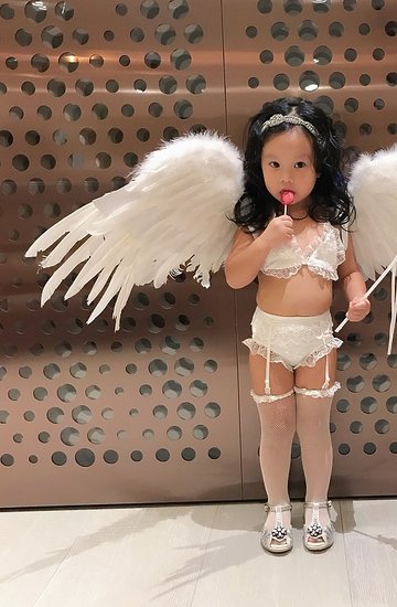 Dwulatka ubrana jak aniołek Victoria's Secret