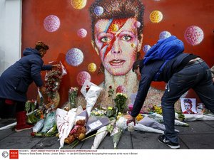 Fani żegnają Davida Bowie w Brixton