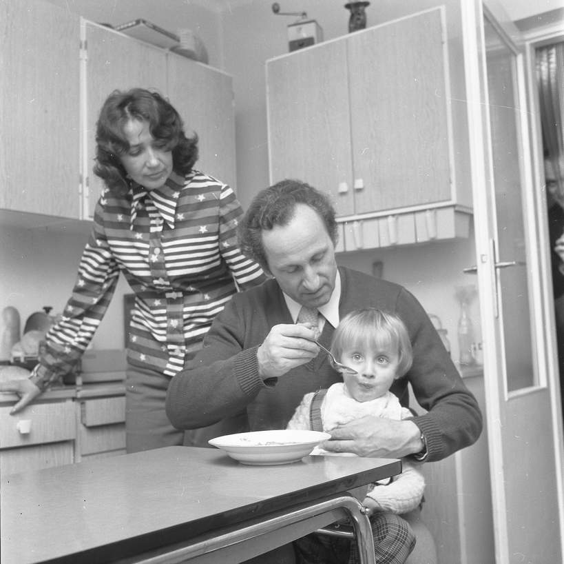  Franciszek Pieczka w swoim domu w Falenicy, z żoną Henryką i synem Piotrem, 1975