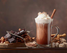 Poznaj przepisy na gorącą czekoladę w r&oacute;żnych odsłonach. Idealne na jesień 2022!