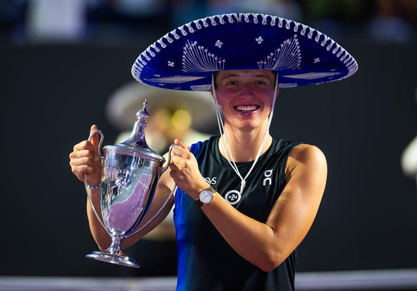 Iga Świątek z trofeum po zwycięstwie w finale gry pojedynczej WTA Finals 06.11.2023 w Cancun, Meksyk