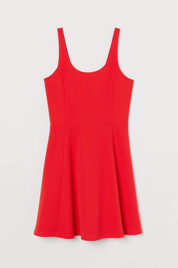 irina-shayk-w-czerwonej-sukience-mini-podobna-znajdziesz-w-hm-za-39-zlotych